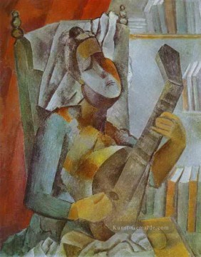  spielt - Frau spielt die Mandoline 1909 kubist Pablo Picasso